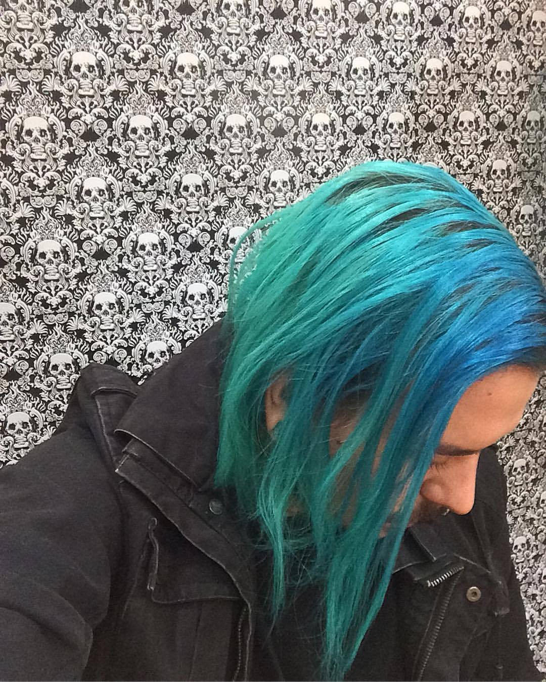 Un poco de mi cabello. :) verde y azul! Feliz juernes! #blue #bluehair #green #greenhair