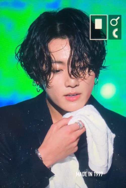 hungseok - i’m crying over seven boys that don’t know me