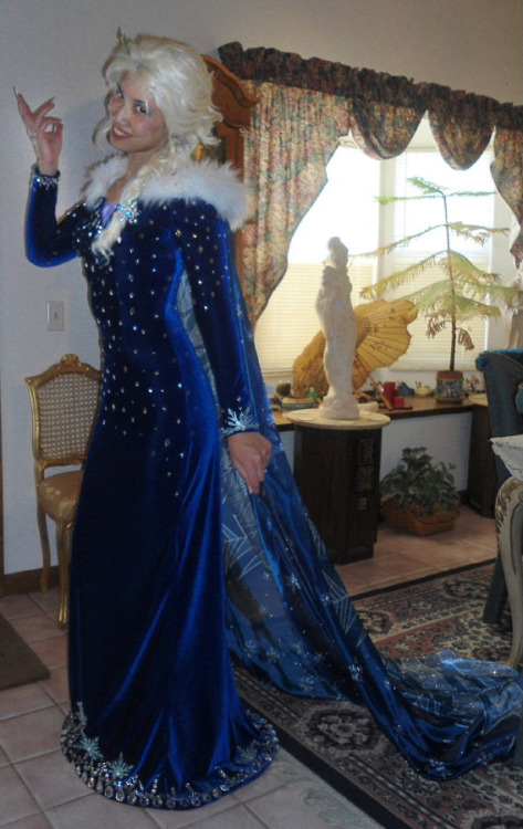 queenelsawestergaard: My Elsa Winter Christmas cosplay! This costume is so elegant and regal–w