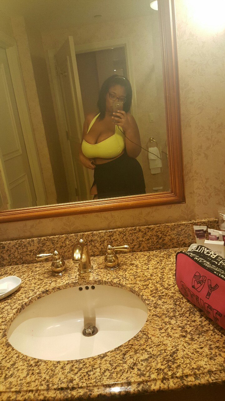 mrsmashadams:  missbuttercupifurnasty:  Pool bound  👀