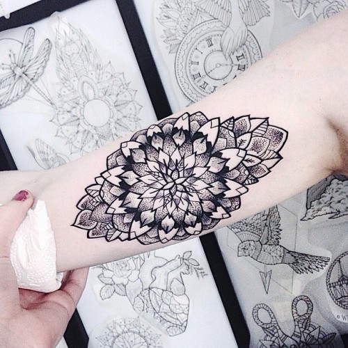did-you-kno:  mymodernmet:  Meticulously Elegant Tattoos Created with Thousands of Intricate Dots  Yes, please. 