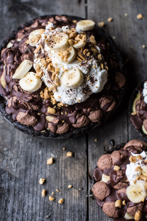 sweetoothgirl:  Banana Cream Pie with Chocolate and Peanuts 