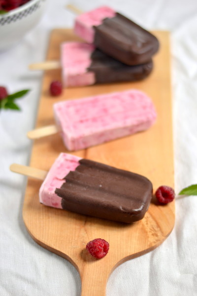 gastrogirl:  chocolate covered raspberry cheesecake popsicles. 