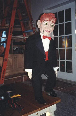 Who else read or watched Goosebumps as a kid and was freaked out by this ventriloquist doll?? 😱😱😱