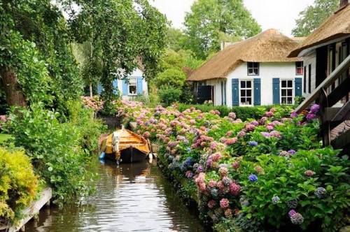 thecarboncoast: trasemc: Giethoorn in Netherlands has no roads or any modern transportation at all, 