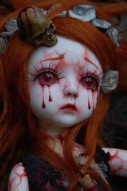 sixpenceee:  Awesome creepy doll art.