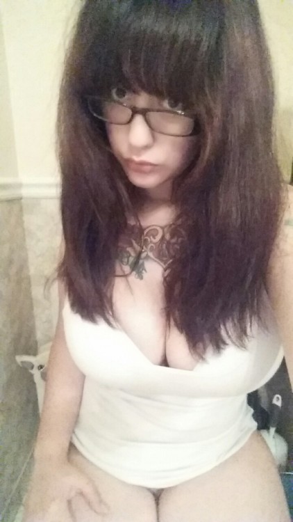 breastickle: naughtykiwibird: A picture of me in my glasses p: and cleavage/thighs of course A+