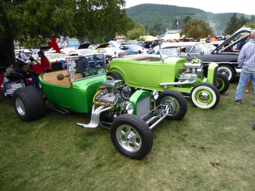 fromcruise-instoconcours:  Acid-green Ford roadsters
