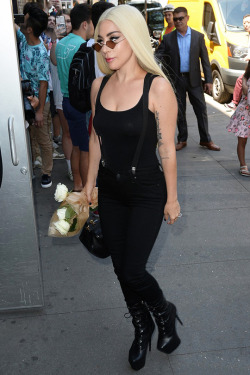 gagasgallery:  Gaga arrives at Electric Lady