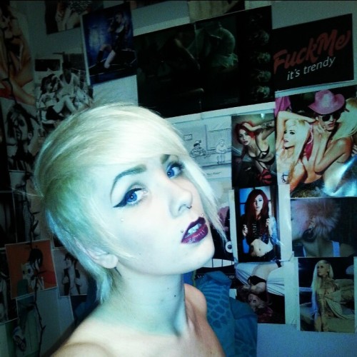 inkedbarbies:  I walked into the room dripping in gold