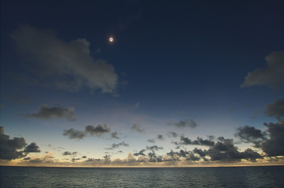odditiesoflife:  Total Solar Eclipse These stunning photographs of July 2009′s