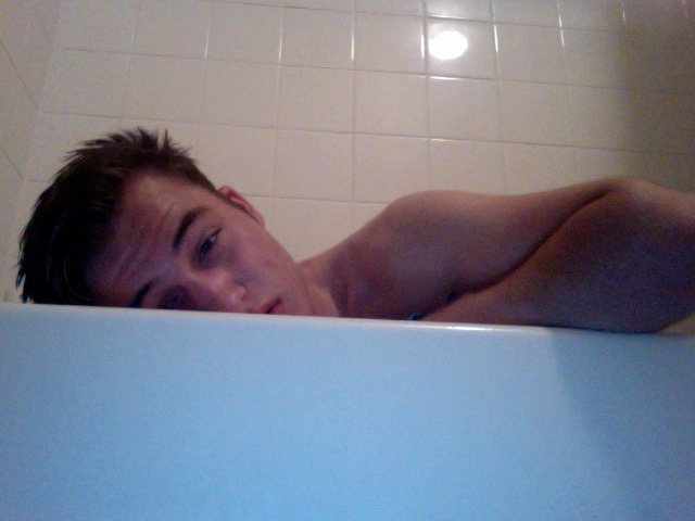 your-aftershave-ocean:  youngandrecklessteenager:  baths are nice  Pretty