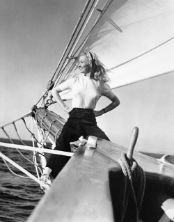 summers-in-hollywood:  Veronica Lake sailing, 1941