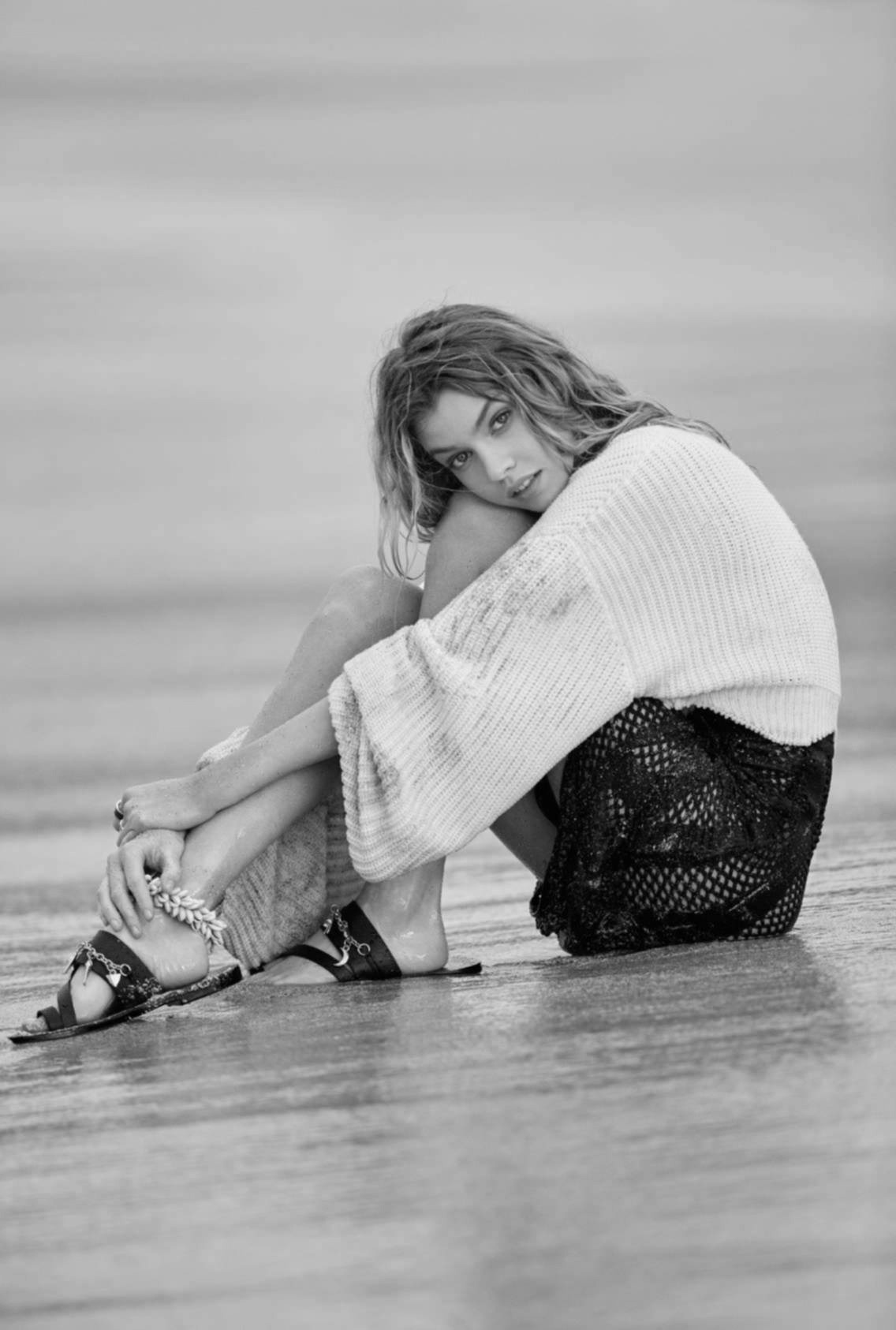 vogue-at-heart:  Stella Maxwell in “Sur Le Sable” for Elle France, April 2016