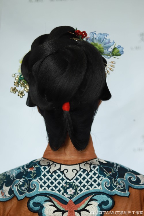 Traditional Chinese hanfu, hairstyles, and accessories in the style of the Ming dynasty.