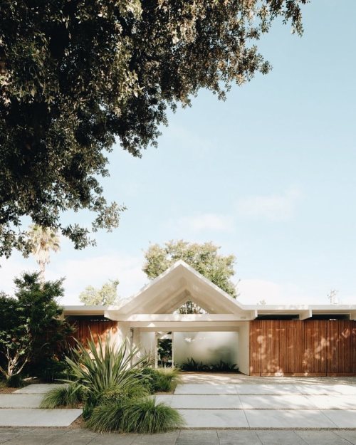 Eichler home by Californian firm Ryan Leidner Architecture Landscape design by @ryanleidner and @ste