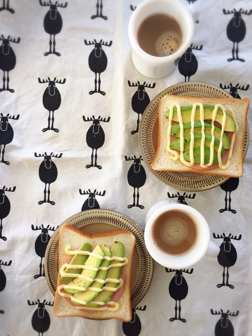 アボカドトーストとカフェオレ。寝坊でバタバタの朝。天才とはやらないことを決めた人。なにかやらないことを決めて、そのことを無我夢中にやる。キングコング西野さんのインスタでの言葉がグルグルと。天才にはなれ