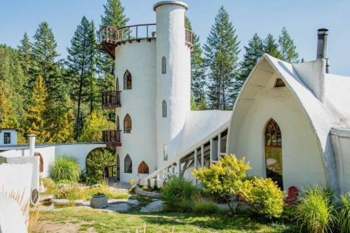 magicalandsomeweirdhometours:This house in British Columbia, Canada looks like part castle, part chu