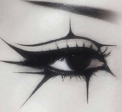 vivian-l:  Bild über We Heart It http://weheartit.com/entry/210419318 #black #eyemakeup #eyeliner #lines #sharp #lethal #toughlook 