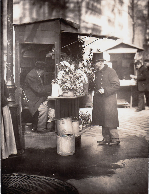 flashofgod:Eugène Atget, Kiosque De Fleurs, ca1900.