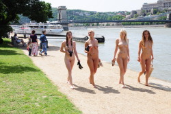 tiborvagyoksarvarrol:  nude-vacations:  Confident Ladies …. ☀️   Hát ez Budapest pesti oldala, a belváros. Azért nem általános, hogy négy csinos hölgy meztelenül sétál.That’s the Pest side of the city. It’s not common to have four