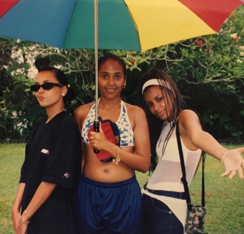 queen-aaliyah: Aaliyah in 1998 vacationing in Fiji with bestfriend Kidada Jones, Quincy Jones III, a