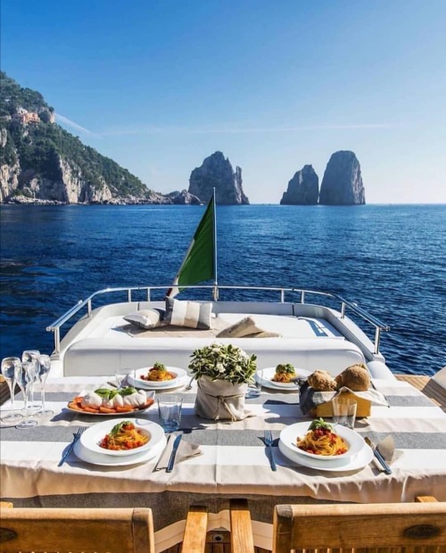 elegantsauvage: Lunch with a view  . . . @capaseccayacht Via @maisonandjardin . . . #spaghetti #lunc