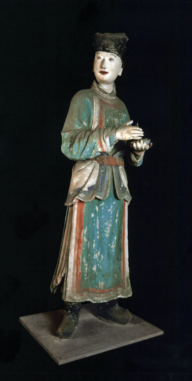 Song dynasty statues of female officers