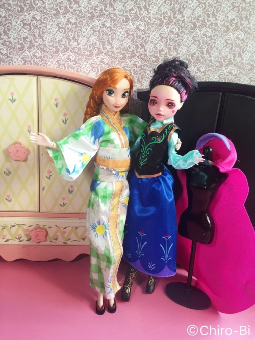 Doll meet with @ ao.sora96 (her Instagram) !! So Anna (Disney) meets Draculaura (Monster high repain