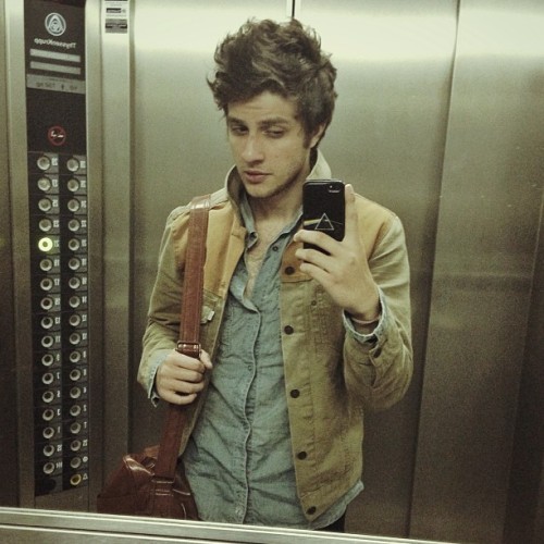  Um velho lobo do mar, exausto. Jaqueta: @paternostrobass - @chaysuede- #webstagram 