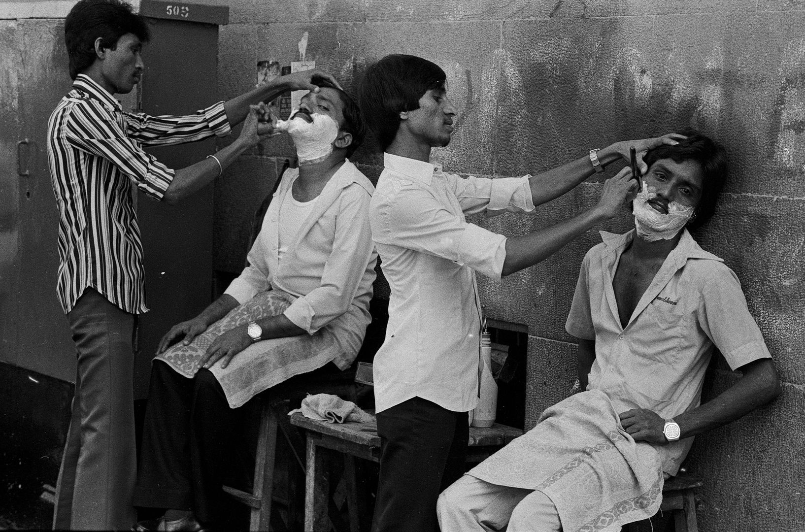Sex federer7:Street Barber. Bombay, India, 1986Photo pictures