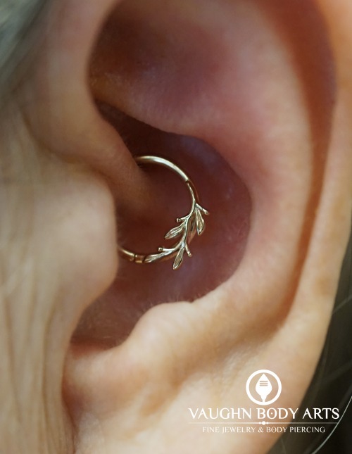 Daith piercings continue to be one of our absolute favorites! Here’s a super cute daith Cody g