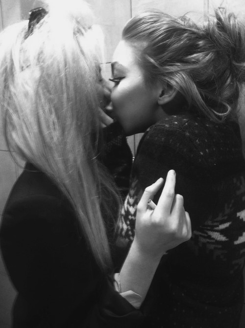 the-inspired-lesbian:  love & lesbians 