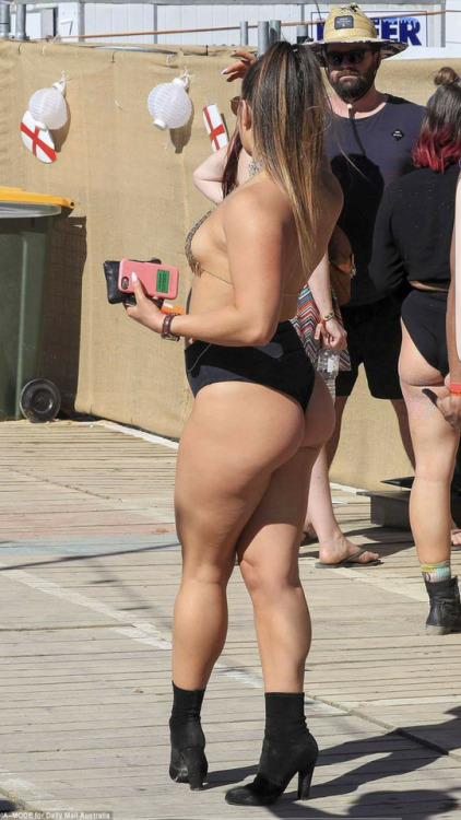 festivalgirls:Fat booty - album in comments http://tiny.cc/cwqtiy