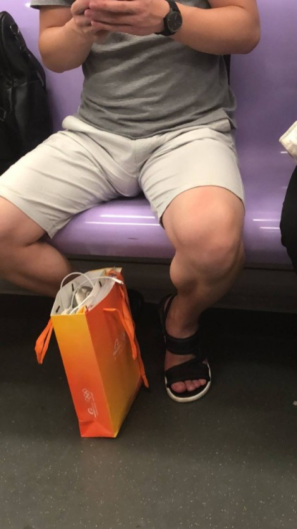 ttatttt:汤友投稿，上海地铁偷拍大包男 뭐가 저리&hellip;커&hellip;?불알이 큰건가?근데 첫번째 사진에서 유리창에 비치는 남자 왠지 훈남일 듯&h