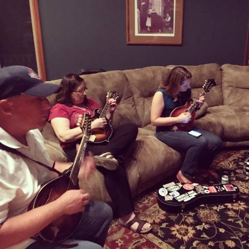 <p>And so it begins… #nashvillemandolincamp #mandolin #falledition #thursdaynightjam  (at Fiddlestar)</p>