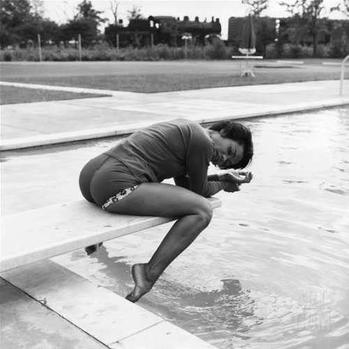 cryoverkiltmilk: hopeful-melancholy: Eartha Kitt photographed at the pool by Isaac Sutton, 1959 Just