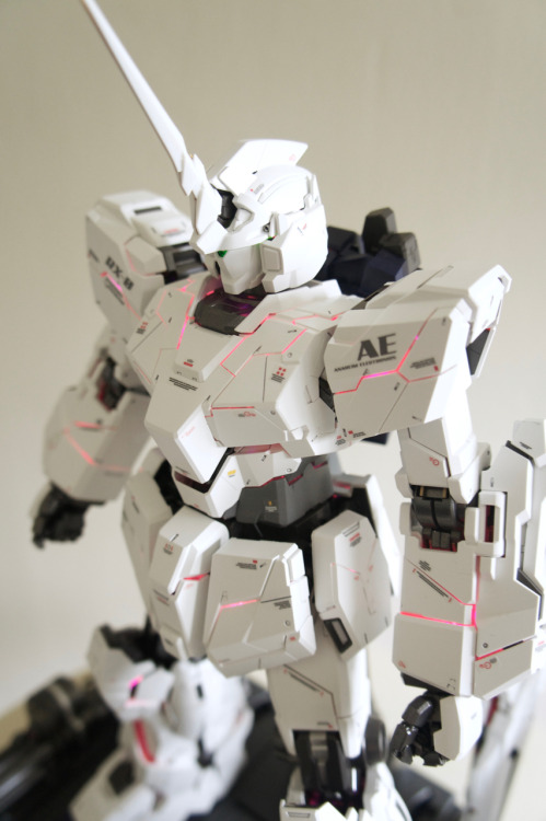 scandalousmess:  PG Unicorn Gundam (Part 2 - Unicorn Mode) Here are 10 selected photos which cu