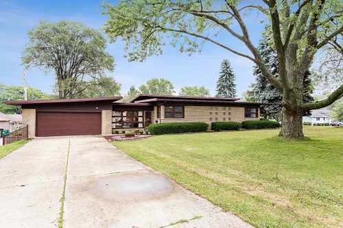 $500,000/4 br/1930 sq ftLemont, IL built in 1961