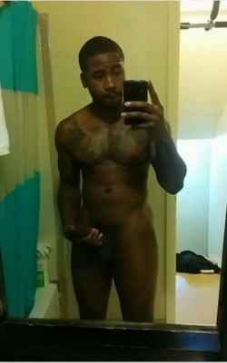 thagoodgood:  Young Daddy packing major dick.  Yes gawd