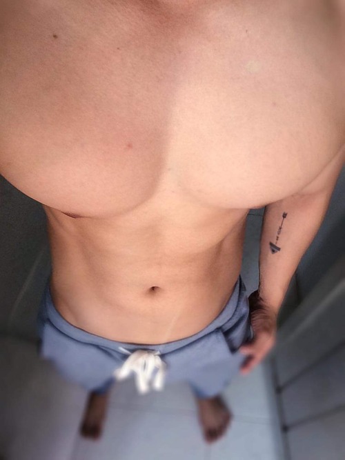 saigonboys:  Lương Tấn Phong - em bot gym mông 95cm body săn chắc, nói chuyện cực đáng yêu, chym nhỏ hấy hương mơ ước của các anh top Saigon đây :) fb: www.facebook.com/luongtan.phong.98