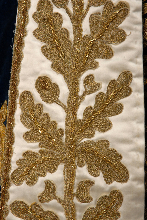 18thcenturyfop:GENTS FRENCH METALLIC EMBROIDERED COURT COAT, WAISTCOAT and CAPE, LATE 18th - EARLY 1