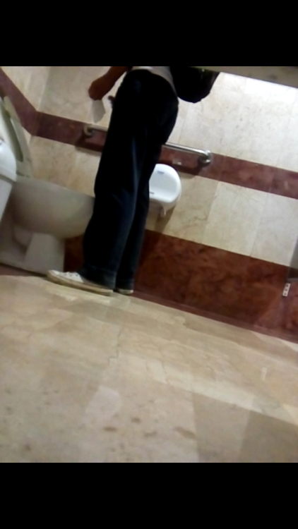 espiandohombre: Chavo orinando. Spy cam tomadas por mi. Subiré el video. Siganme hay mas como