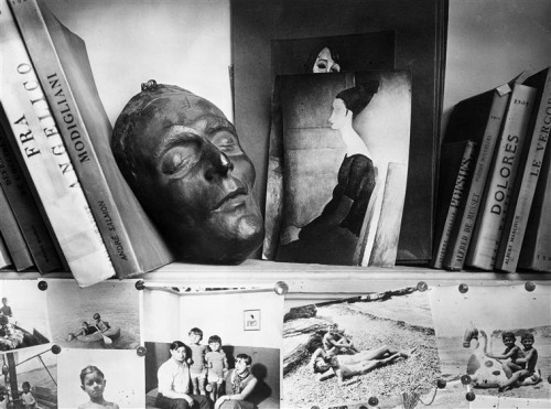 last-picture-show:André Kertész, Moise Kisling’s Studio with his Friend Modigliani’s Death Mask, 193