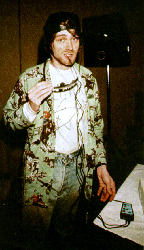 thehousekurtcobain:  rare photo.http://vk.com/takealltheblame