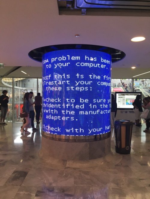 futureisfailed:zmoさんのツイート: “beautiful #BSOD at Les Halles in Paris  t.co/9Rc3JfZcsB”