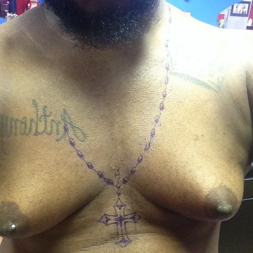 ltinathetop8: tyblue2013:  beefy-boy:  Needed a stress reliever getting tatted!!!  Damn i wanna suck