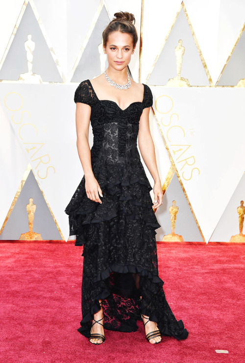 awardseason:Alicia Vikander arrives on the red carpet for the 89th Oscars on February 26, 2017 in Ho