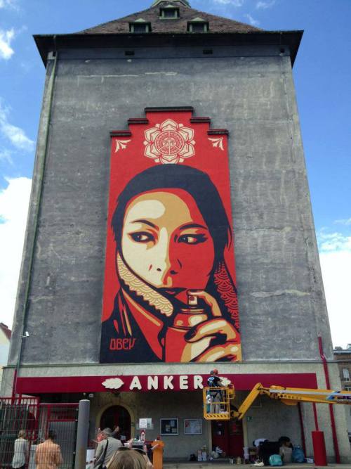 New Shepard Fairey mural in Vienna!
As part of the art festival “Cash, Cans & Candy” Shepard Fairey was in Vienna. One of the murals he did live in front of an audience, can be seen at the Ankerbrotfabrik!
[be]