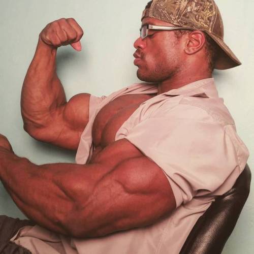 yachirobi:  massencourager: Donte Franklin Donte is me in another universe. But in this universe, I 